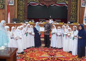 Ketua DPRD Provinsi Jambi, Edi Purwanto bersama Puluhan siswa kelas 4 SD Islam Al Azhar 57 Jambi (Dok Istimewa