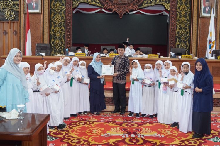 Ketua DPRD Provinsi Jambi, Edi Purwanto bersama Puluhan siswa kelas 4 SD Islam Al Azhar 57 Jambi (Dok Istimewa