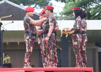 Kepala Staf Angkatan Darat menyematkan brevet kehormatan Kopassus kepada Panglima TNI, Selasa (27/12/2022). (Foto Dispenad)