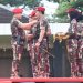 Kepala Staf Angkatan Darat menyematkan brevet kehormatan Kopassus kepada Panglima TNI, Selasa (27/12/2022). (Foto Dispenad)