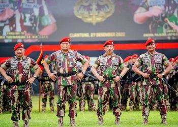 Kapolri, Jenderal Listyo Sigit Prabowo, berfoto bersama para Jenderal TNI usai disematkan Baret Merah dan Brevet Komando dari pasukan elite Kopassus, Selasa (27/12/2022). (Foto Humas Polri)