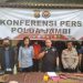 Konferensi pers Polda Jambi terkait kasus begal yang terjadi di Mayang, Kota Jambi pada Minggu dini hari (25/12/2022) lalu. [foto Siklusjambi.id]