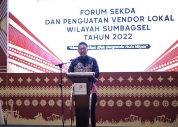 Kepala Departemen Humas SKK Migas Sumbagsel, Andi Arie P, saat berbicara di dalam Forum Sekda. (Foto SKK Migas)