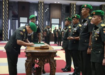 Kasad Jenderal TNI Dr. Dudung Abdurachman saat memimpin Sertijab Pangdam V/Brawijaya dan Asisten Teritorial (Aster) Kasad, di Mabesad, Jakarta, Rabu (28/12/2022). [Dok. Dispenad]