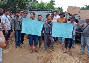 Aksi pemblokiran jalan dari arah blok D Kecamatan Geragai menuju Kecamatan Mendahara Ilir, Kabupaten Tanjab Timur. (Foto Firdaus/Siklusjambi.id)