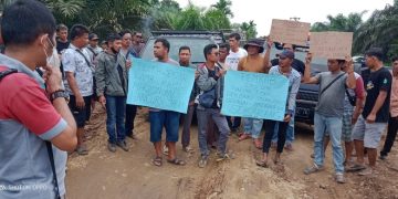 Aksi pemblokiran jalan dari arah blok D Kecamatan Geragai menuju Kecamatan Mendahara Ilir, Kabupaten Tanjab Timur. (Foto Firdaus/Siklusjambi.id)