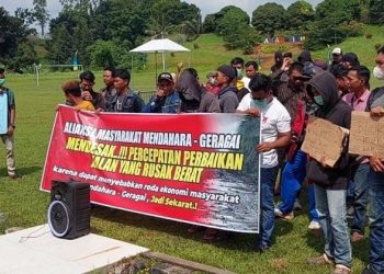 Aksi unjuk rasa Aliansi Masyarakat Geragai dan Mendahara di depan Kantor Bupati Tanjab Timur, Kamis (29/12/2022). (Foto Siklusjambi.id)