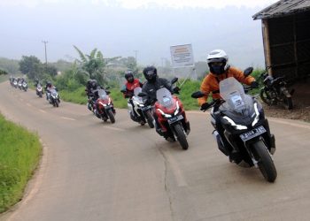 Touriung sepeda motor Honda ADV. (Foto AHM)