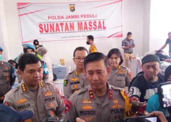 Kapolda Jambi, Irjen Pol Rusdi Hartono, saat diwawancara awak media setelah meninjau kegiatan sunatan masal di Rumah Sakit Bhayangkara Jambi. (Foto Ega)