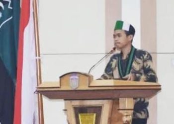 Ketua HMI Cabang Kerinci - Sungaipenuh, Ekten Deaf Pariske ketika membuka Rapat Anggota Komisariat (RAK) Syariah IAIN Kerinci pada Minggu (25/12/2022). (Foto Siklusjambi.id)
