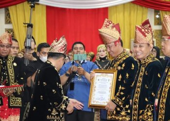 Kapolda Jambi saat menerima penyematan pin dan pengukuhan Pembina LAM Jambi. (Foto Humas Polda Jambi)
