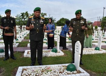 Danrem 042/Gapu berdoa di Taman Makam Pahlawan Satria Bhakti, Kota Jambi. (Foto Penrem 042/Gapu)