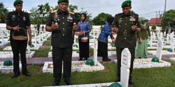 Danrem 042/Gapu berdoa di Taman Makam Pahlawan Satria Bhakti, Kota Jambi. (Foto Penrem 042/Gapu)
