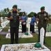 Danrem 042/Gapu berdoa di Taman Makam Pahlawan Satria Bhakti, Kota Jambi. (Foto Penrem 042/Gapu)