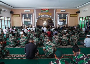 Keluarga Besar Korem 042/Gapu menggelar doa bersama di Masjid At Taqwa Makorem 042/Gapu, Jalan Jenderal Urip Sumoharjo, Kelurahan Sungaiputri, Kecamatan Danausipin, Kota Jambi, Jumat (30/12/2022). (Foto Penrem 042/Gapu