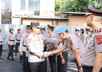 Kapolda Jambi Irjen Pol Rusdi Hartono, mengucapkan selamat kepada pada personel yang naik pangkat, Sabtu (31/12/2022). (Foto Humas Polda Jambi)