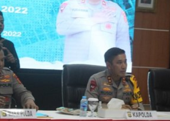 Kapolda Jambi (tengah) didampingi Wakapolda (kiri) dan Kabid Humas Polda Jambi (kanan) memimpin kegiatan Rilis Akhir Tahun 2022 Kepolisian Daerah Jambi. (Foto Siklusjambi.id)