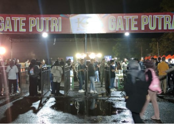 Para Kerabat Kotak mulai berdatangan ke venue konser di lapangan ex Bandara lama, Kelurahan Paalmerah, Jambi Selatan, Kota Jambi, Sabtu malam (21/1/2023). [dok Siklusjambi.id]