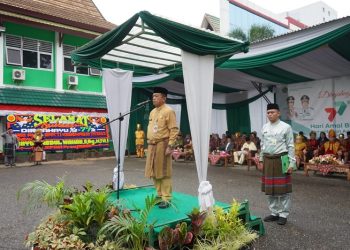 Gubernur Jambi, Al Haris, saat menjadi inspektur upacara pada peringatan Hari Amal Bhakti ke-77 Kementerian Agama Republik Indonesia 2023, di Halaman depan Kanwil Kemenag Provinsi Jambi, Selasa (3/1/2023). (dok Siklusjambi.id)