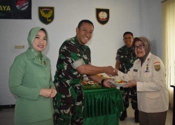 Kasrem 042/Gapu, Kolonel Inf Ali Aminudin, melakukan pemotongan tumpeng HUT ke-77 Kodam II/Sriwijaya tahun 2023, di ruang transit Makorem 042/Gapu, Selasa (3/1/2023). (Foto Penrem 042/Gapu)