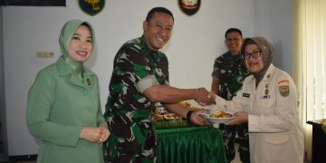 Kasrem 042/Gapu, Kolonel Inf Ali Aminudin, melakukan pemotongan tumpeng HUT ke-77 Kodam II/Sriwijaya tahun 2023, di ruang transit Makorem 042/Gapu, Selasa (3/1/2023). (Foto Penrem 042/Gapu)
