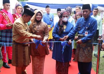 Prosesi pemotongan pita oleh Gubernur dan Wakil Gubernur Jambi yang menandakan bahwa Jambi Mantap Expo 2023 resmi dibuka, Selasa (3/1/2023). (Foto Siklusjambi.id)