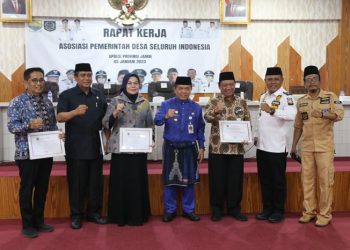 Gubernur Jambi, Al Haris (tengah), saat Rakerda DPD APDESI Jambi di Kantor Gubernur Jambi, Kamis (5/1/2023). (Foto Diskominfo Provinsi Jambi)