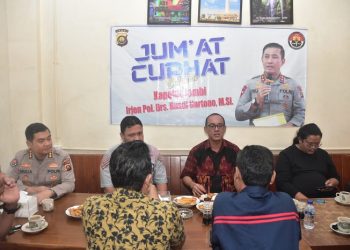 Kegiatan Jum'at Curhat yang dilakukan Polda Jambi mengundang sejumlah elemen dan organisasi masyarakat, di warung kopi kawasan Thehok, Kota Jambi, Jumat (6/1/2023). (Foto Humas Polda Jambi)