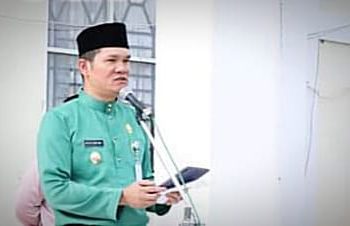 Wakil Wali Kota Sungaipenuh Alvia Santoni memimpin upacara peringatan Hari Ulang Tahun (HUT) ke-66 Provinsi Jambi tahun 2023, di lapangan Kantor Wali Kota Sungaipenuh, Jumat (6/1/2023). (Foto Wahyu)