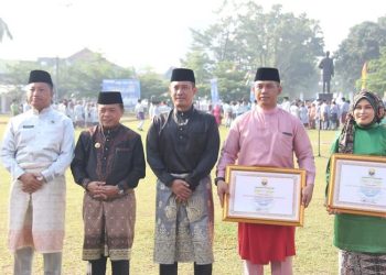 Kapolda Jambi, Irjen Pol Rusdi Hartono, berfoto bersama Gubernur Jambi dan pejabat lainnya usai pelaksanaan upacara peringatan Hari Ulang Tahun (HUT) ke-66 Provinsi Jambi l di lapangan Kantor Gubernur Jambi, Jumat (6/1/2023). [Foto Humas Polda Jambi]