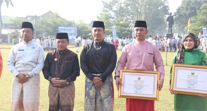 Kapolda Jambi, Irjen Pol Rusdi Hartono, berfoto bersama Gubernur Jambi dan pejabat lainnya usai pelaksanaan upacara peringatan Hari Ulang Tahun (HUT) ke-66 Provinsi Jambi l di lapangan Kantor Gubernur Jambi, Jumat (6/1/2023). [Foto Humas Polda Jambi]