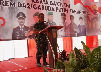 Pangdam II/Sriwijaya, Mayjen TNI Hilman Hadi, saat menutup Karya Bakti TNI Korem 042/Gapu tahun 2022 di Desa Singkawang, Kecamatan Muarabulian, Kabupaten Batanghari, Sabtu (7/1/2023). (Foto Penrem 042/Gapu)