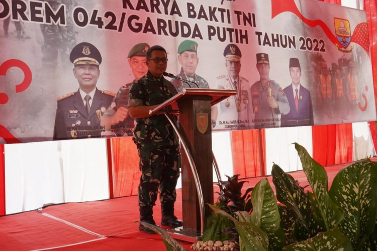 Pangdam II/Sriwijaya, Mayjen TNI Hilman Hadi, saat menutup Karya Bakti TNI Korem 042/Gapu tahun 2022 di Desa Singkawang, Kecamatan Muarabulian, Kabupaten Batanghari, Sabtu (7/1/2023). (Foto Penrem 042/Gapu)