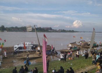 Perahu rakit yang terbuat dari bambu Tim Ekspedisi Milir Berakit tiba di Kota Jambi, Tepatnya di Taman Tanggo Rajo. (Foto Syarifuddin Nasution)