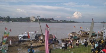 Perahu rakit yang terbuat dari bambu Tim Ekspedisi Milir Berakit tiba di Kota Jambi, Tepatnya di Taman Tanggo Rajo. (Foto Syarifuddin Nasution)
