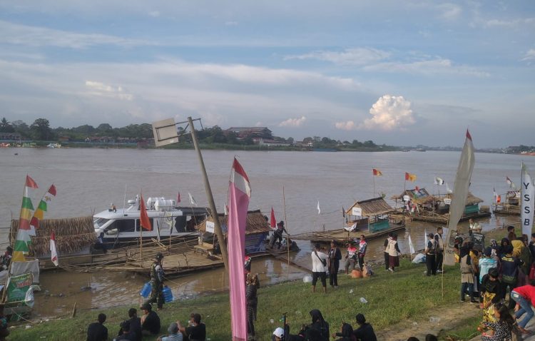 Perahu rakit yang terbuat dari bambu Tim Ekspedisi Milir Berakit tiba di Kota Jambi, Tepatnya di Taman Tanggo Rajo. (Foto Syarifuddin Nasution)