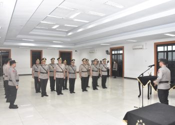 Serah terima jabatan Kabidkeu, Kepala SPN Polda Jambi, Kapolres Tanjab Timur, Kapolres Muarojambi, Kapolres Tanjab Barat, dan Kapolres Sarolangun, Senin (9/1/2023). (dok Humas Polda Jambi)