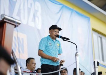 Pj Bupati Kabupaten Tebo saat memberikan kata sambutan dalam acara pembukaan Gubernur Cup 2023 di Stadion Sri Maharaja Batu, Tebo, Senin (9/1/2023). (Dok Diskominfo Provinsi Jambi)