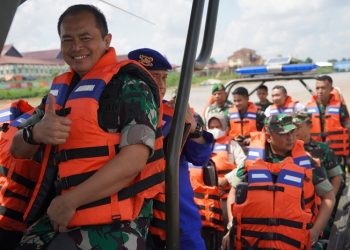 Kasiops Kasrem 042/Gapu Kolonel Inf Ibnu Suharmanto, mengacungkan jempol saat melakukan uji coba RIB milik Denbekang II-44-02/Jambi di Dermaga Ditpolairud Polda Jambi, Selasa (10/1/2023). (Foto Penrem042Gapu/Hatta)