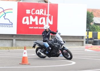 Cara menikung dengan menggunakan sepeda motor yang baik dan benar. (Foto Sinsen/Ajeng)