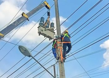 Proses Pemasangan Gardu Induk Kualatungkal. (Foto Wahyu Jati)