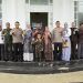 Foto Pemkab Tanjab Timur bersama Kapolres Tanjab Timur yang lama dan yang baru. (Foto Diskominfo Tanjab Timur)