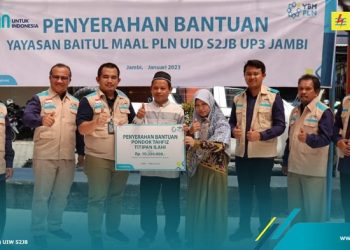 Penyerahan bantuan secara simbolis dari Yayasan Baitul Maal UP3 Jambi kepada penerima. (Foto Tim Komunikasi UID S2JB)