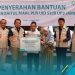 Penyerahan bantuan secara simbolis dari Yayasan Baitul Maal UP3 Jambi kepada penerima. (Foto Tim Komunikasi UID S2JB)