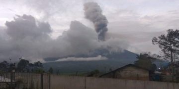 Gunung Kerinci yang sedang erupsi terlihat dari kejauhan. (Foto Syarifuddin Nasution)
