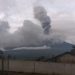 Gunung Kerinci yang sedang erupsi terlihat dari kejauhan. (Foto Syarifuddin Nasution)