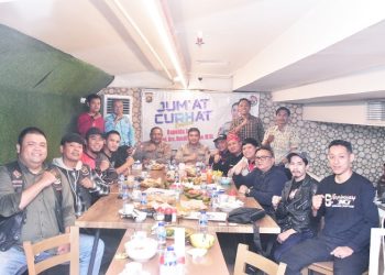 Kegiatan program Jum'at Curhat Polda Jambi bersama komunitas sepeda motor, di Best Kopi Tiam, Mall Lippo, Kota Jambi, Jumat (13/01/2023). (Foto Humas Polda Jambi)