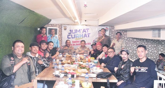 Kegiatan program Jum'at Curhat Polda Jambi bersama komunitas sepeda motor, di Best Kopi Tiam, Mall Lippo, Kota Jambi, Jumat (13/01/2023). (Foto Humas Polda Jambi)