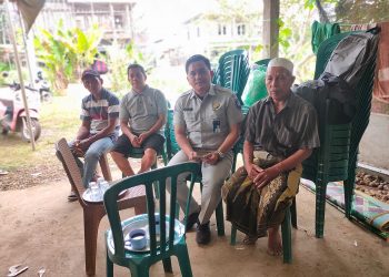 Petugas Jasa Raharja Jambi melakukan jemput bola ke rumah duka untuk menyampaikan santunan meninggal dunia kecelakaan lalu lintas. (Foto Jasa Raharja Jambi/Riska)