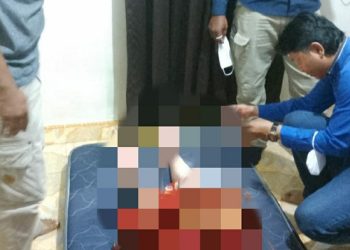 Sesosok mayat perempuan yang ditemukan tergantung depan kamar rumahnya di Kota Jambi, Jumat (13/1/2023). (Foto Charles)